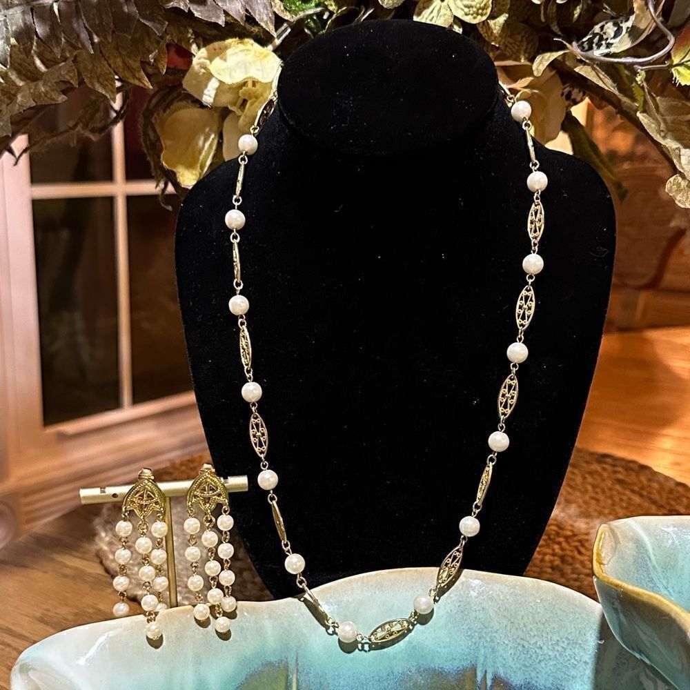 Vintage Faux Pearl & Gold Tone Necklace & Matching Clip on Earrings